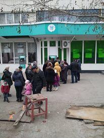 Прикрепленное изображение: 12 декабря 2015 блэкаут очередь к работающему банкомату Симферополь Залесская.jpg
